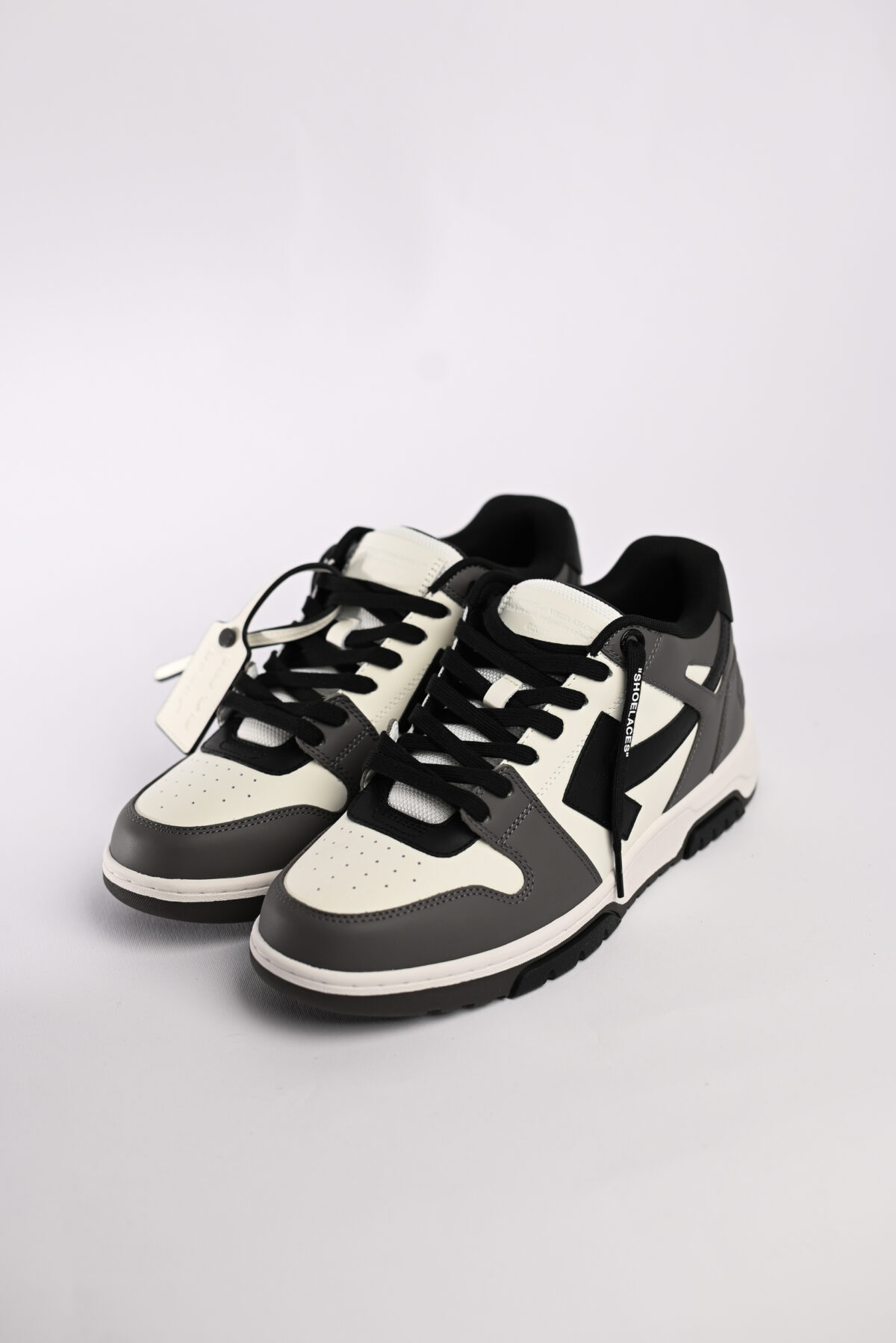 Off-White Шкіряні кросівки Out Of Office OMIA189C99LEA013