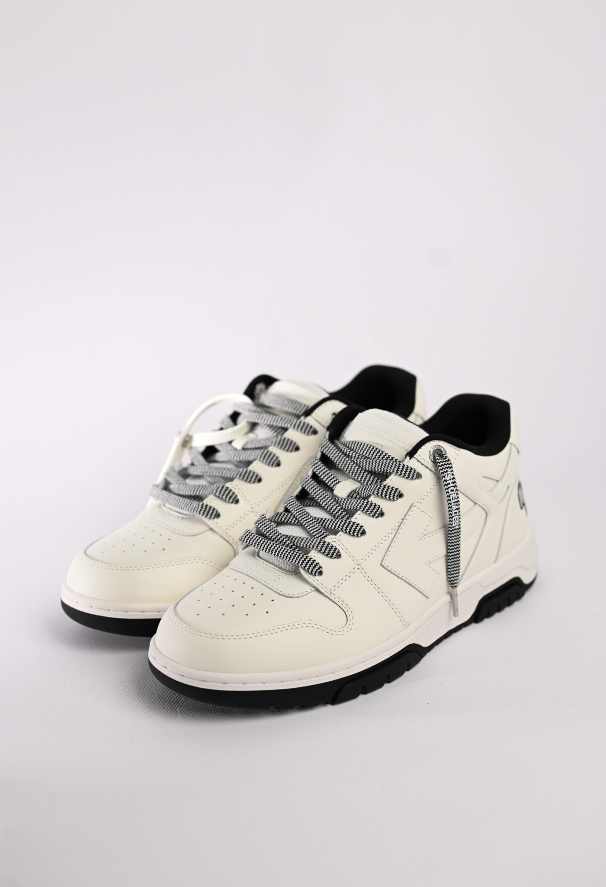 Off-White Шкіряні кросівки Out Of Office OMIA189F25LEA006